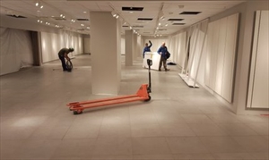 Her rydder vi sammen etter flisarbeid av 60x60 gulvflis. Bildet er tatt på H&M på Storkaia i Kristiansund (2016)